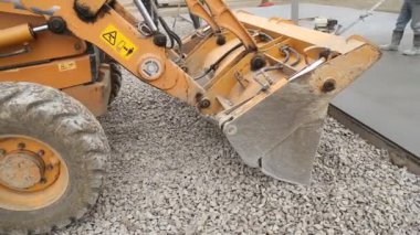 buldozer çakıl toprakları üzerinde yayılır