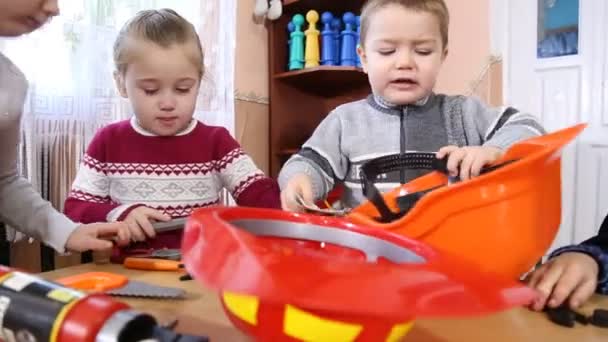 Bambini che giocano nella professione — Video Stock