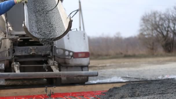 Maschine entwässert flüssigen Beton — Stockvideo