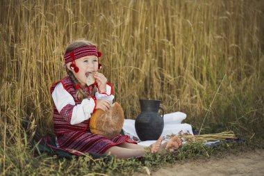 Ukrayna ulusal kostümlü çocuk