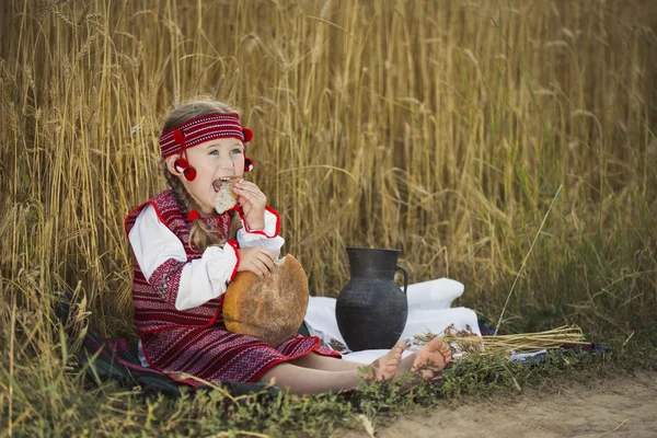 Дитина в українському національному костюмі — стокове фото