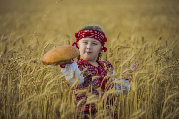 Ребенок в украинском национальном костюме — стоковое фото