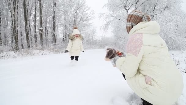 Mère donne un cadeau à l'enfant — Video