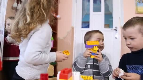 Kinderen spelen ontwerper — Stockvideo