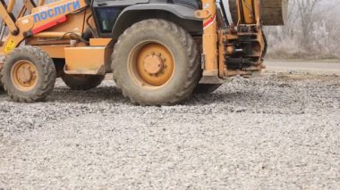 buldozer çakıl toprakları üzerinde yayılır