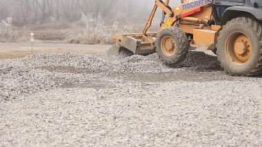 buldozer çakıl toprakları üzerinde yayılır