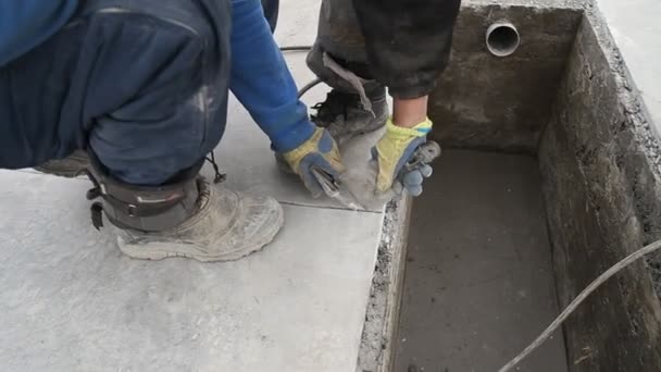 Trabalhador sopra a poeira — Vídeo de Stock