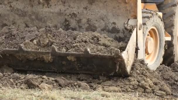 Buldozer transportuje na zem — Stock video