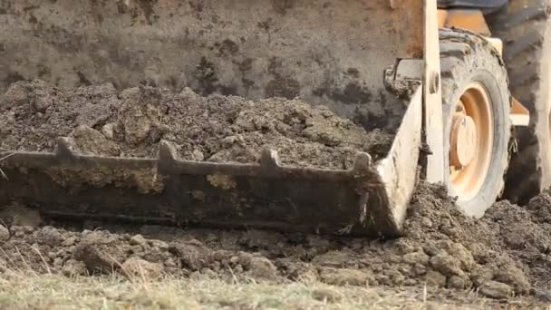 Bulldozer vervoert de grond — Stockvideo