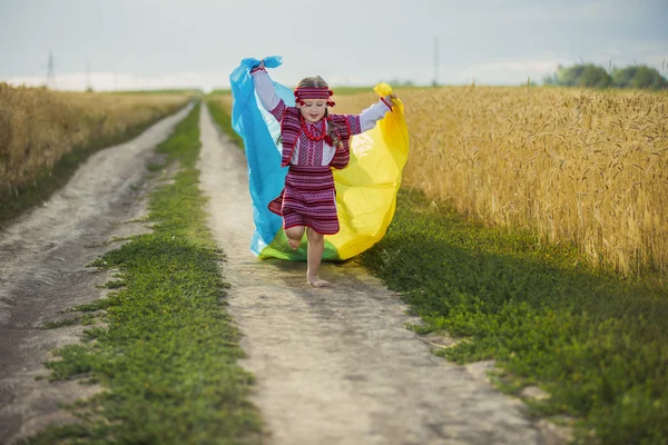 Mädchen mit einer ukrainischen Fahne — Stockfoto