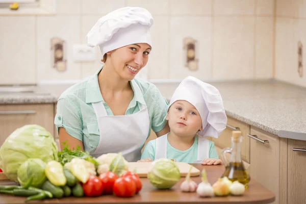 Mutter mit ihren Baby-Köchen — Stockfoto