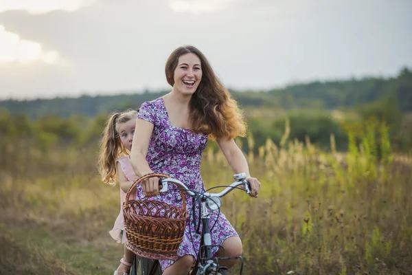 Madre con el niño y la bicicleta —  Fotos de Stock