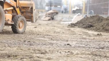 buldozer yere taşır