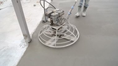İşçi düzgünleştirir beton yüzey