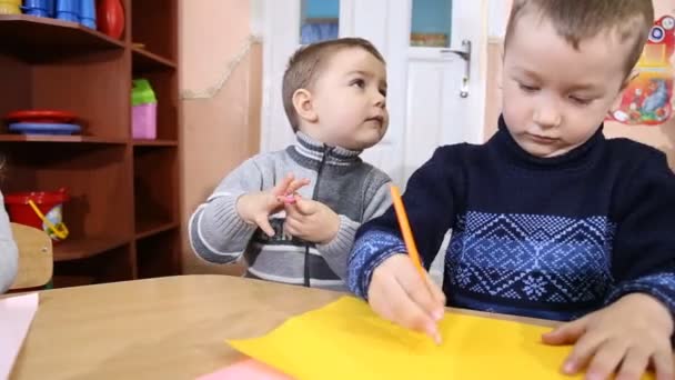 Παιδιά ζωγραφίζουν κραγιόνια — Αρχείο Βίντεο