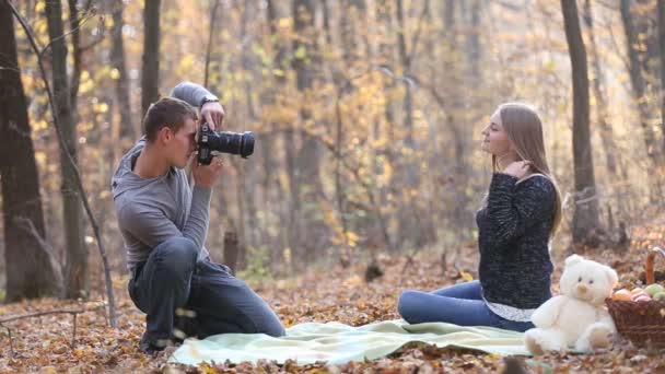 Frau fotografiert Mann — Stockvideo