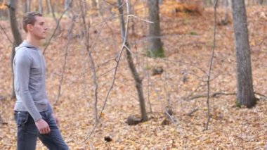 Doğada yürüyen çift