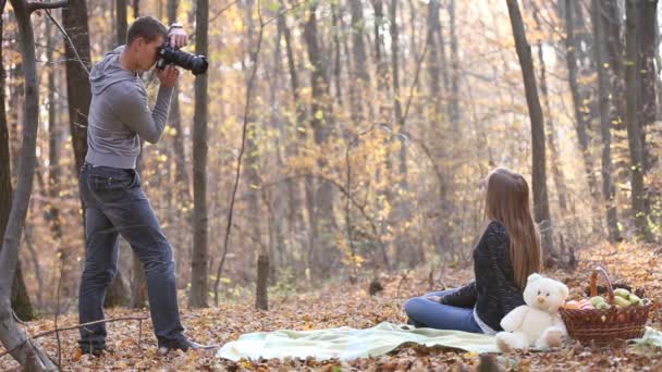 Mujer fotografiando al hombre — Vídeos de Stock