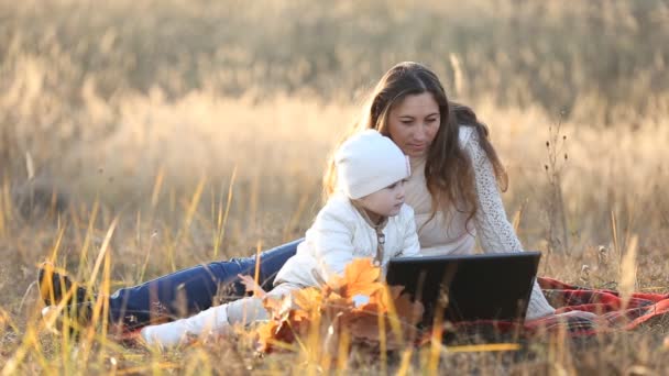 Mère avec enfant et ordinateur portable — Video