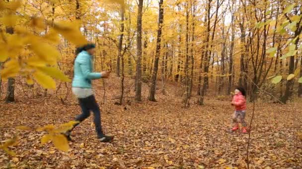 mère avec son bébé dans la forêt 