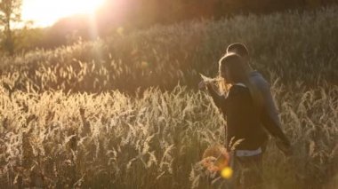 Ormanın yakınında Çift