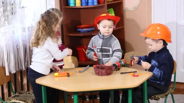 Enfants jouant dans la profession — Video