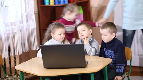 Niños miran en la computadora — Vídeos de Stock