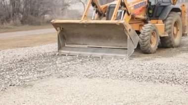 buldozer çakıl toprakları üzerinde yayılır