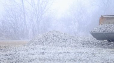 buldozer çakıl toprakları üzerinde yayılır