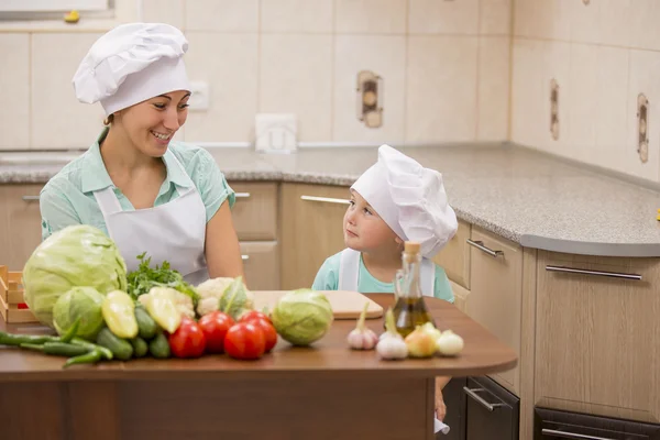 Mutter mit ihren Baby-Köchen — Stockfoto