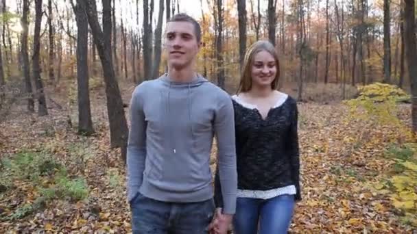 Pareja caminando en la naturaleza — Vídeo de stock