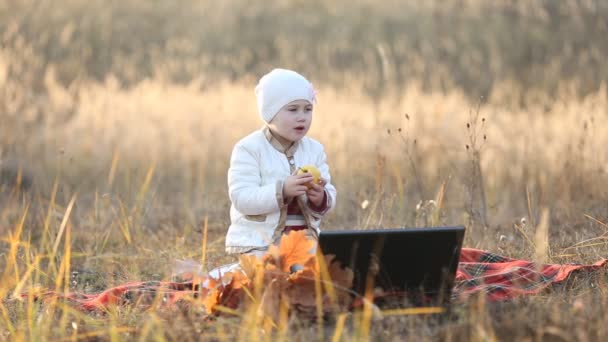 Barn äter ett äpple — Stockvideo