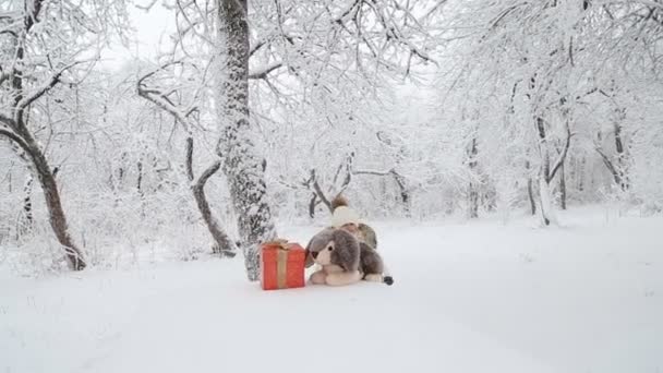 Kleines Mädchen findet Geschenke — Stockvideo