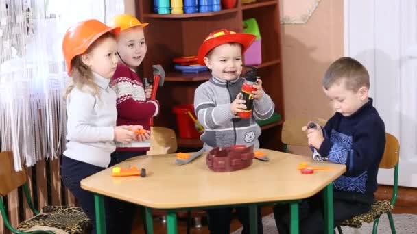 Bambini che giocano nella professione — Video Stock