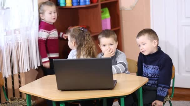 Kinder schauen in den Computer — Stockvideo