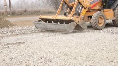buldozer çakıl toprakları üzerinde yayılır
