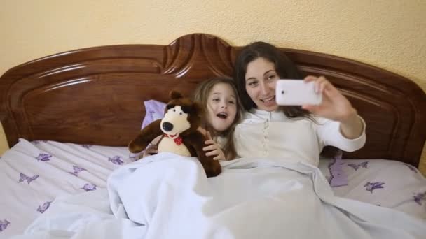 Mit einem Kind, das Selfie-Mama macht — Stockvideo