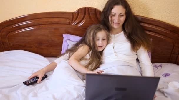 Maman et fille à l'ordinateur — Video