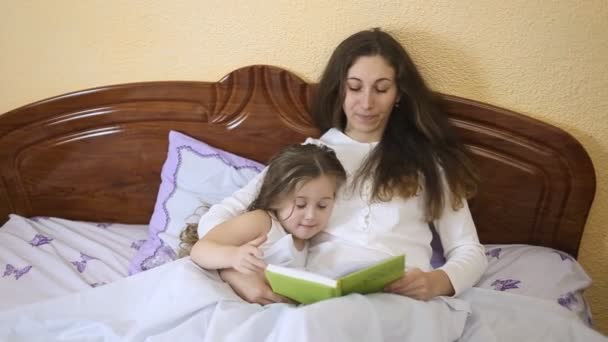 Moeder dochter een sprookje lezen — Stockvideo