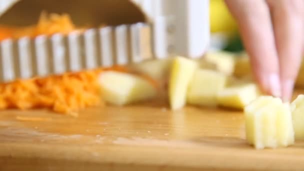 Couper les pommes de terre sur table en bois — Video