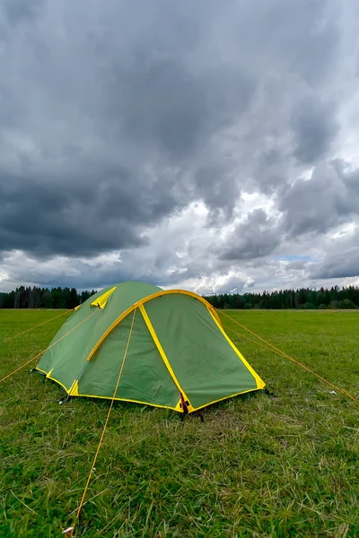 Tenda turística na natureza — Fotografia de Stock