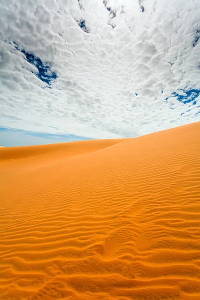 Sandig öken och himlen — Stockfoto