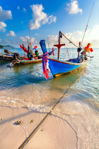 Blue fishing wooden boat on the coast of the sandy beach — Stock Photo, Image