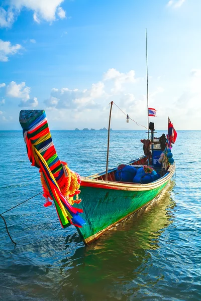 Groene houten vissersboot aan de kust van een zandstrand — Stockfoto