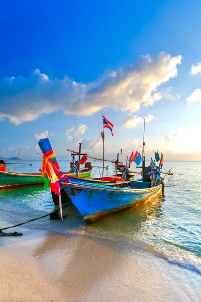 Das traditionelle thailändische Fischerboot ist mit farbenfrohen — Stockfoto