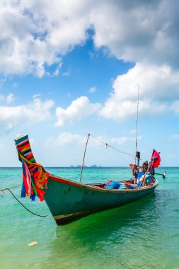 Balıkçı teknesi, sahil, bulutlar