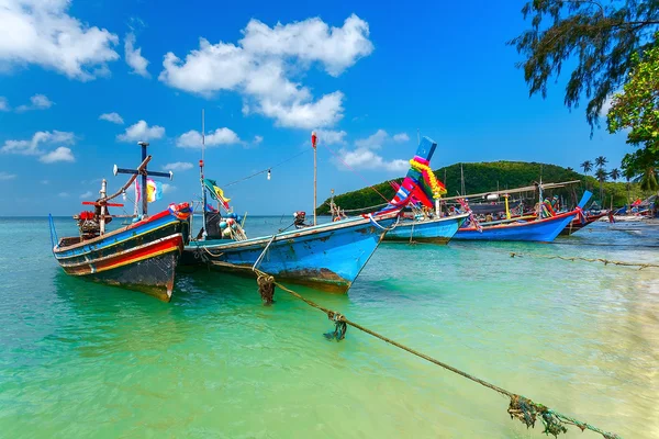 Wooden fishing boat, the turquoise sea. — Stock Photo, Image