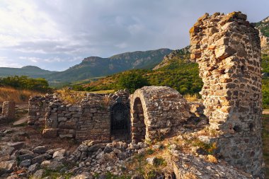 Gün batımında kale kalıntıları manzara. (Funa)