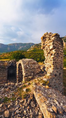 Gün batımında (Funa) kale kalıntıları. Kırım'da, Aluşta.