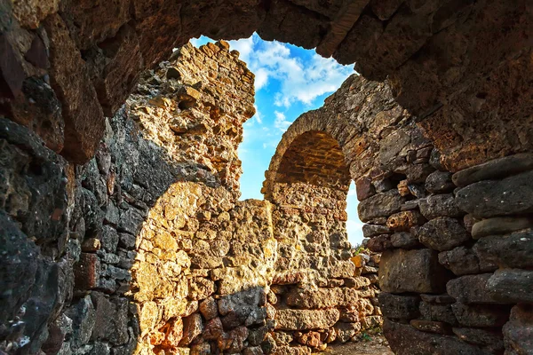 Ruinas de piedra y las ruinas de la fortaleza al atardecer. (Funa ) — Foto de Stock